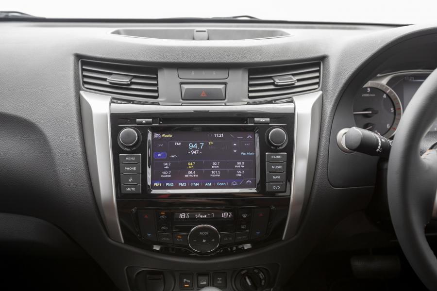 Детали интерьера Nissan Navara Stealth Double Cab (D23) 2019 года  (ZA) (фото 3 из 32)